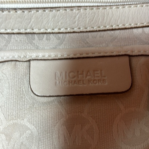 Michael Kors AP-1011 Cream Pleated Shoulder Bag - Picture 10 of 13